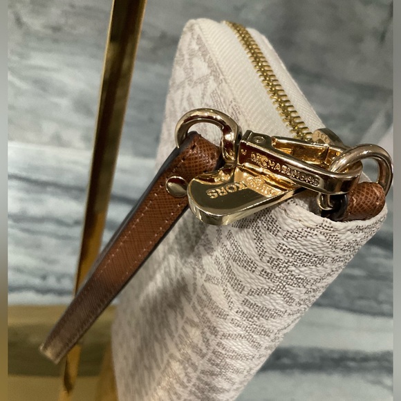 Michael Kora LIKE NEW Jet Set Travel Continental Wallet - Picture 3 of 12